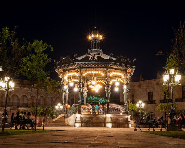Sumérgete en la Comunidad y Tradición: Descubre las Plazas de Guadalajara.